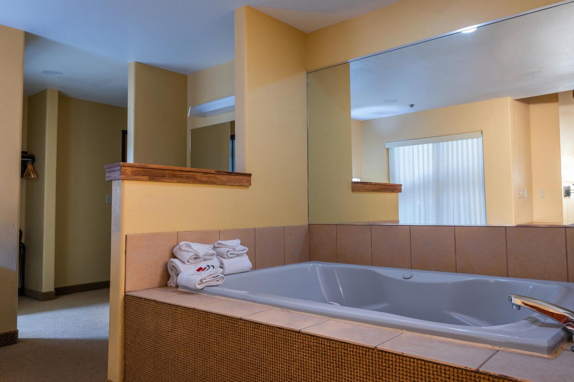 Pinedale Hotel & Suites Екстериор снимка